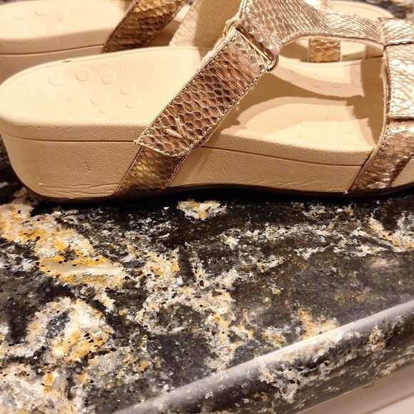 womens Vionic Slip On Sandals Size 8. EUC - Picture 2 of 4